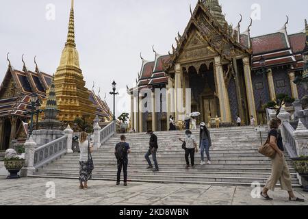 Ausländische Touristen mit Gesichtsmasken besuchen den Tempel des Smaragd-Buddha in Bangkok, Thailand, 01. Mai 2022. Thailand erlaubt geimpften Touristen, das Land zu betreten und alle COVID-19-Einreisebeschränkungen aufzuheben, um die Tourismusindustrie zu stärken. (Foto von Anusak Laowias/NurPhoto) Stockfoto