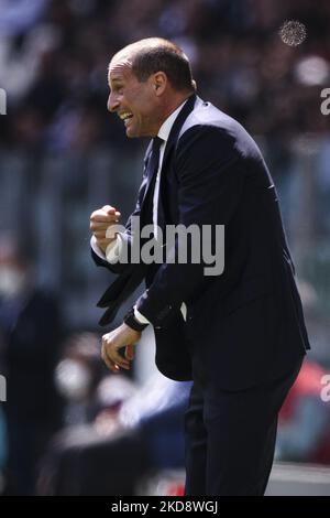 Juventus-Trainer Massimiliano Allegri zeigt sich während des Fußballspiels der Serie A n.35 JUVENTUS - VENEZIA am 01. Mai 2022 im Allianz-Stadion in Turin, Piemont, Italien. (Foto von Matteo Bottanelli/NurPhoto) Stockfoto