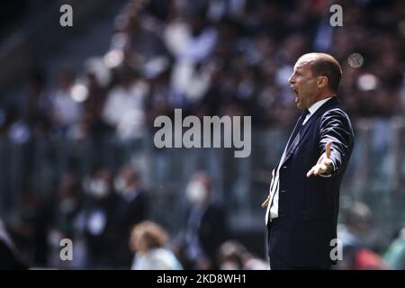 Juventus-Trainer Massimiliano Allegri zeigt sich während des Fußballspiels der Serie A n.35 JUVENTUS - VENEZIA am 01. Mai 2022 im Allianz-Stadion in Turin, Piemont, Italien. (Foto von Matteo Bottanelli/NurPhoto) Stockfoto