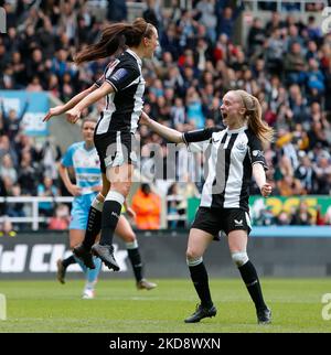 Brooke Cochrane aus Newcastle United feiert am Montag, dem 2.. Mai 2022, das zweite Tor ihrer Seite während der FA Women's National League Division One zwischen Newcastle United und Alnwick Town im St. James's Park, Newcastle. (Foto von will Matthews/MI News/NurPhoto) Stockfoto