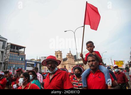 Anhänger der Partei der Volksbefreiungsfront versammeln sich am 01. Mai 2022 zur Kundgebung am 1. Mai in Colombo, Sri Lanka. (Foto von Pradeep Dambarage/NurPhoto) Stockfoto