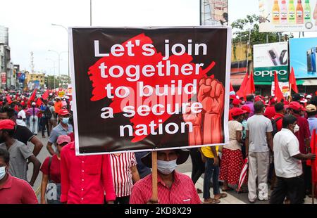 Anhänger der Partei der Volksbefreiungsfront versammeln sich am 01. Mai 2022 zur Kundgebung am 1. Mai in Colombo, Sri Lanka. (Foto von Pradeep Dambarage/NurPhoto) Stockfoto