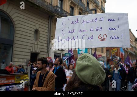 Eine Frau hält ein Plakat mit der Aufschrift „die Erlangung ist nicht bei 65 oder 62!“ Die Pensionierung ist bei 60yo. Zum 1. Mai oder Tag der Arbeit gingen Tausende von Menschen auf die Straße in Toulouse. Gewerkschafter, Menschen, Gelbwesten, Anarchisten und Mitglieder der „Union populaire“ kamen zur Demonstration. In diesem Jahr machen sich die Menschen Sorgen darüber, was der neu gewählte Brecnh-Präsident Emmanuel Macon während seines Mandats tun wird, und sind bereit, sich für die Wahl des Legislativgremiums im Juni zu kandidieren. Toulouse. Frankreich. Mai 1. 2022. (Foto von Alain Pitton/NurPhoto) Stockfoto