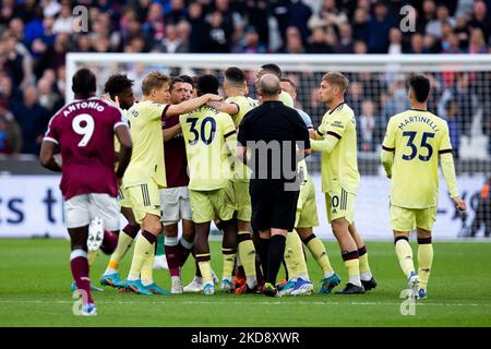 Eddie Nketiah von Arsenal und Declan Rark von West Ham argumentieren während des Premier League-Spiels zwischen West Ham United und Arsenal am Sonntag, 1.. Mai 2022 im London Stadium, Stratford. (Foto von Federico Maranesi /MI News/NurPhoto) Stockfoto