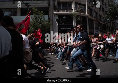 Demonstranten bei der Demonstration zum Internationalen Arbeitertag in Athen, Griechenland, am 1. Mai 2022. (Foto von Maria Chourdari/NurPhoto) Stockfoto
