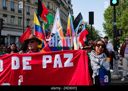 Am 1. Mai 2022 nehmen Menschen an einer Demonstration während des Internationalen Arbeitertages in Paris, Frankreich, Teil. (Foto von Vincent Koebel/NurPhoto) Stockfoto