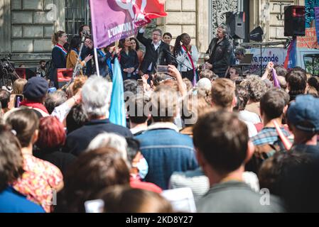 Die französische linke Partei La France Insoumise (LFI) und der Abgeordnete der Volksunion Jean-Luc Mélenchon, ein ehemaliger Präsidentschaftskandidat, der in der ersten Runde den dritten Platz belegte, halten eine Rede vor der Präambel der traditionellen 1. Mai-Demonstration in Paris (Tag der Arbeit) anlässlich des Internationalen Arbeitertages, Ausgehend vom Place de la République in Paris, 1. Mai 2022. (Foto von Samuel Boivin/NurPhoto) Stockfoto