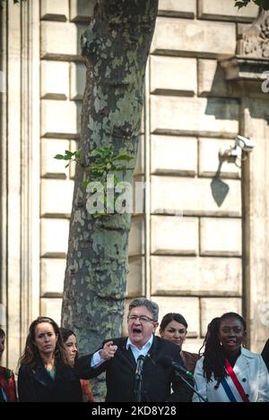 Die französische linke Partei La France Insoumise (LFI) und der Abgeordnete der Volksunion Jean-Luc Mélenchon, ein ehemaliger Präsidentschaftskandidat, der in der ersten Runde den dritten Platz belegte, halten eine Rede vor der Präambel der traditionellen 1. Mai-Demonstration in Paris (Tag der Arbeit) anlässlich des Internationalen Arbeitertages, Ausgehend vom Place de la République in Paris, 1. Mai 2022. (Foto von Samuel Boivin/NurPhoto) Stockfoto