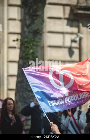 Ein Demonstrator hält eine Flagge der politischen Partei La France Insoumise (LFI) und der linken Gewerkschaftsbewegung Union Populaire während der traditionellen 1. Mai-Demonstration in Paris (Tag der Arbeit) zum Internationalen Arbeitertag, beginnend am Place de la République in Paris, 1. Mai 2022. (Foto von Samuel Boivin/NurPhoto) Stockfoto