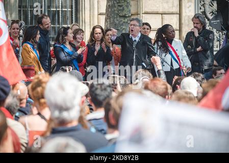 Die französische linke Partei La France Insoumise (LFI) und der Abgeordnete der Volksunion Jean-Luc Mélenchon, ein ehemaliger Präsidentschaftskandidat, der in der ersten Runde den dritten Platz belegte, halten eine Rede vor der Präambel der traditionellen 1. Mai-Demonstration in Paris (Tag der Arbeit) anlässlich des Internationalen Arbeitertages, Ausgehend vom Place de la République in Paris, 1. Mai 2022. (Foto von Samuel Boivin/NurPhoto) Stockfoto