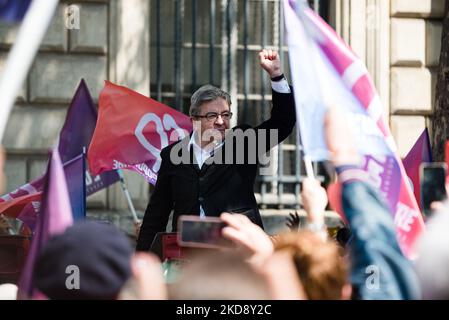 Die französische linke Partei La France Insoumise (LFI) und der Abgeordnete der Volksunion Jean-Luc Mélenchon, ein ehemaliger Präsidentschaftskandidat, der in der ersten Runde den dritten Platz belegte, halten eine Rede vor der Präambel der traditionellen 1. Mai-Demonstration in Paris (Tag der Arbeit) anlässlich des Internationalen Arbeitertages, Ausgehend vom Place de la République in Paris, 1. Mai 2022. (Foto von Samuel Boivin/NurPhoto) Stockfoto