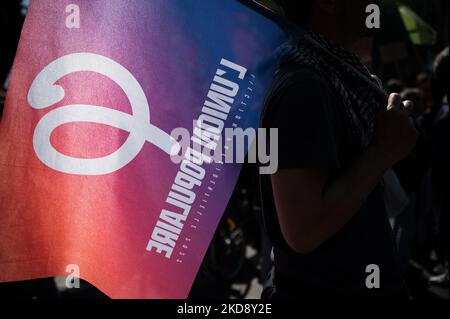 Ein Demonstrator hält eine Flagge der politischen Partei La France Insoumise (LFI) und der linken Gewerkschaftsbewegung Union Populaire während der traditionellen 1. Mai-Demonstration in Paris (Tag der Arbeit) zum Internationalen Arbeitertag, beginnend am Place de la République in Paris, 1. Mai 2022. (Foto von Samuel Boivin/NurPhoto) Stockfoto