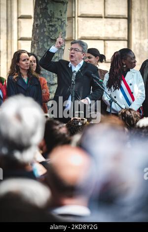 Die französische linke Partei La France Insoumise (LFI) und der Abgeordnete der Volksunion Jean-Luc Mélenchon, ein ehemaliger Präsidentschaftskandidat, der in der ersten Runde den dritten Platz belegte, halten eine Rede vor der Präambel der traditionellen 1. Mai-Demonstration in Paris (Tag der Arbeit) anlässlich des Internationalen Arbeitertages, Ausgehend vom Place de la République in Paris, 1. Mai 2022. (Foto von Samuel Boivin/NurPhoto) Stockfoto