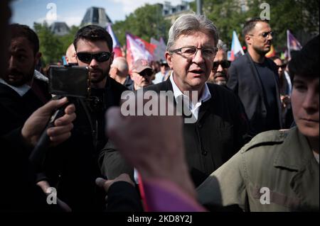 Jean-Luc Mélenchon, ein ehemaliger Präsidentschaftskandidat, der in der ersten Runde den dritten Platz belegte, winkt während der traditionellen 1. Mai-Demonstration in Paris (Tag der Arbeit) zum Internationalen Arbeitertag, die vom Place de la République in Paris aus beginnt, der Menge zu. 1.Mai 2022. (Foto von Samuel Boivin/NurPhoto) Stockfoto