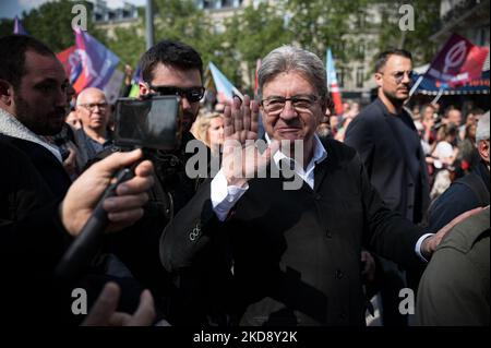 Jean-Luc Mélenchon, ein ehemaliger Präsidentschaftskandidat, der in der ersten Runde den dritten Platz belegte, winkt während der traditionellen 1. Mai-Demonstration in Paris (Tag der Arbeit) zum Internationalen Arbeitertag, die vom Place de la République in Paris aus beginnt, der Menge zu. 1.Mai 2022. (Foto von Samuel Boivin/NurPhoto) Stockfoto