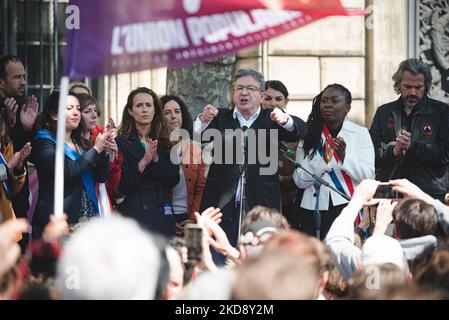 Die französische linke Partei La France Insoumise (LFI) und der Abgeordnete der Volksunion Jean-Luc Mélenchon, ein ehemaliger Präsidentschaftskandidat, der in der ersten Runde den dritten Platz belegte, halten eine Rede vor der Präambel der traditionellen 1. Mai-Demonstration in Paris (Tag der Arbeit) anlässlich des Internationalen Arbeitertages, Ausgehend vom Place de la République in Paris, 1. Mai 2022. (Foto von Samuel Boivin/NurPhoto) Stockfoto