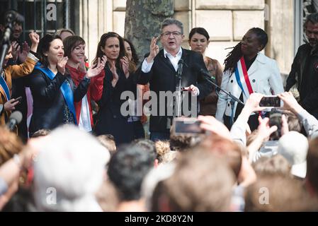 Die französische linke Partei La France Insoumise (LFI) und der Abgeordnete der Volksunion Jean-Luc Mélenchon, ein ehemaliger Präsidentschaftskandidat, der in der ersten Runde den dritten Platz belegte, halten eine Rede vor der Präambel der traditionellen 1. Mai-Demonstration in Paris (Tag der Arbeit) anlässlich des Internationalen Arbeitertages, Ausgehend vom Place de la République in Paris, 1. Mai 2022. (Foto von Samuel Boivin/NurPhoto) Stockfoto