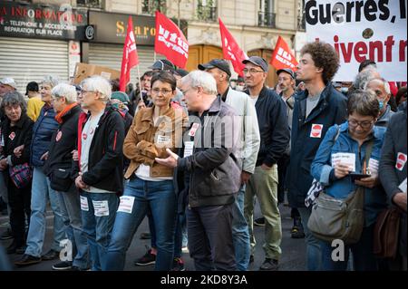 Nathalie Arthaud, Vorsitzende und ehemalige Präsidentschaftskandidatin der Partei Lutte Ouvrière, war an der traditionellen 1. Mai-Demonstration in Paris (Tag der Arbeit) anlässlich des Internationalen Arbeitertages, beginnend am Place de la République in Paris, am 1. Mai 2022, anwesend. (Foto von Samuel Boivin/NurPhoto) Stockfoto