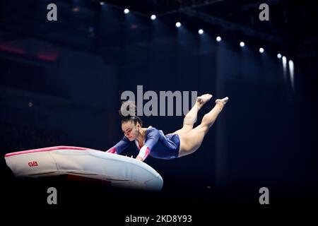 Liverpool, Großbritannien. 05.. November 2022. Gymnastik: Weltmeisterschaft, Entscheidungen in der M&S Bank Arena. Coline Devillard aus Frankreich turnt am Gewölbe. Quelle: Marijan Murat/dpa/Alamy Live News Stockfoto