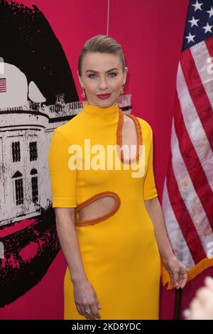 NEW YORK, NEW YORK - 01. MAI: Julianne Hough posiert bei der Eröffnungsnacht des neuen Stücks 'POTUS' am Broadway im Shubert Theatre am 1. Mai 2022 in New York City. (Foto von John Nacion/NurPhoto) Stockfoto