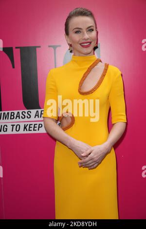 NEW YORK, NEW YORK - 01. MAI: Julianne Hough posiert bei der Eröffnungsnacht des neuen Stücks 'POTUS' am Broadway im Shubert Theatre am 1. Mai 2022 in New York City. (Foto von John Nacion/NurPhoto) Stockfoto