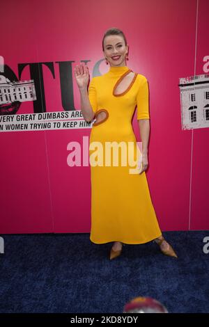 NEW YORK, NEW YORK - 01. MAI: Julianne Hough posiert bei der Eröffnungsnacht des neuen Stücks 'POTUS' am Broadway im Shubert Theatre am 1. Mai 2022 in New York City. (Foto von John Nacion/NurPhoto) Stockfoto