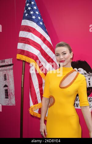 NEW YORK, NEW YORK - 01. MAI: Julianne Hough posiert bei der Eröffnungsnacht des neuen Stücks 'POTUS' am Broadway im Shubert Theatre am 1. Mai 2022 in New York City. (Foto von John Nacion/NurPhoto) Stockfoto