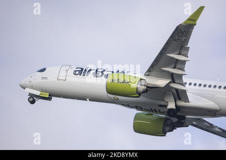 Air Baltic Airbus A220-300 das ehemalige Bombardier CSeries CS300 BD-500-Flugzeug, das vom Flughafen Amsterdam Schiphol aus abfliegt. Das Start-Flugzeug hat die Registrierung YL-CSC und den Namen Aluksne. AirBaltic ist der Flaggenträger Lettlands und verbindet Amsterdam mit Riga, Tallinn, Tampere und Vilnius. Der Passagierverkehr begann zu steigen und verbesserte sich nach 2 Jahren Sperrmaßnahmen und Reisebeschränkungen aufgrund der COVID-19-Coronavirus-Pandemie deutlich. Amsterdam, Niederlande am 27. April 2022 (Foto von Nicolas Economou/NurPhoto) Stockfoto