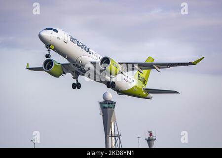 Air Baltic Airbus A220-300 das ehemalige Bombardier CSeries CS300 BD-500-Flugzeug, das vom Flughafen Amsterdam Schiphol aus abfliegt. Das Start-Flugzeug hat die Registrierung YL-CSC und den Namen Aluksne. AirBaltic ist der Flaggenträger Lettlands und verbindet Amsterdam mit Riga, Tallinn, Tampere und Vilnius. Der Passagierverkehr begann zu steigen und verbesserte sich nach 2 Jahren Sperrmaßnahmen und Reisebeschränkungen aufgrund der COVID-19-Coronavirus-Pandemie deutlich. Amsterdam, Niederlande am 27. April 2022 (Foto von Nicolas Economou/NurPhoto) Stockfoto