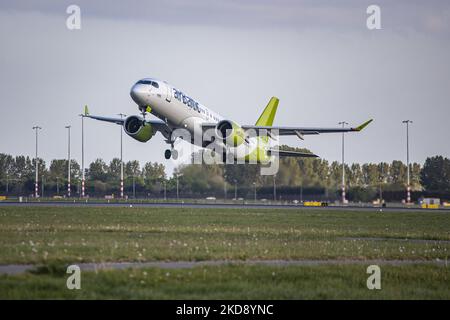 Air Baltic Airbus A220-300 das ehemalige Bombardier CSeries CS300 BD-500-Flugzeug, das vom Flughafen Amsterdam Schiphol aus abfliegt. Das Start-Flugzeug hat die Registrierung YL-CSC und den Namen Aluksne. AirBaltic ist der Flaggenträger Lettlands und verbindet Amsterdam mit Riga, Tallinn, Tampere und Vilnius. Der Passagierverkehr begann zu steigen und verbesserte sich nach 2 Jahren Sperrmaßnahmen und Reisebeschränkungen aufgrund der COVID-19-Coronavirus-Pandemie deutlich. Amsterdam, Niederlande am 27. April 2022 (Foto von Nicolas Economou/NurPhoto) Stockfoto