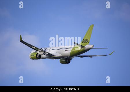 Air Baltic Airbus A220-300 das ehemalige Bombardier CSeries CS300 BD-500-Flugzeug, das vom Flughafen Amsterdam Schiphol aus abfliegt. Das Start-Flugzeug hat die Registrierung YL-CSC und den Namen Aluksne. AirBaltic ist der Flaggenträger Lettlands und verbindet Amsterdam mit Riga, Tallinn, Tampere und Vilnius. Der Passagierverkehr begann zu steigen und verbesserte sich nach 2 Jahren Sperrmaßnahmen und Reisebeschränkungen aufgrund der COVID-19-Coronavirus-Pandemie deutlich. Amsterdam, Niederlande am 27. April 2022 (Foto von Nicolas Economou/NurPhoto) Stockfoto