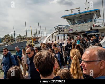 Am 1.. Mai 2022 erreichen die Menschen die IJ Hallen, den größten Flohmarkt Europas, mit der kostenlosen Fähre hinter dem Hauptbahnhof in Amsterdam. (Foto von Romy Arroyo Fernandez/NurPhoto) Stockfoto