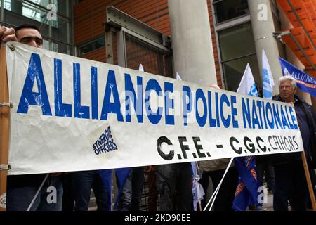 Banner der Gewerkschaft 'Alliance Police'. Einige Dutzend Polizisten versammelten sich vor dem Gerichtsgebäude von toulouse, das von den Gewerkschaften der Polizei gerufen wurde: Alliance, UNSA-Polizei und Synergie. Sie protestieren gegen die Entscheidung des Pariser Posekutors, einen Polizisten wegen "freiwilligen Totschlags" anzuklagen. Er tötete zwei Menschen und verletzte einen anderen schwer, als er am 24.. April in Paris sein leichtes Maschinengewehr benutzte. Die Gewerkschaften der Polizisten fordern die Schaffung einer „Vornahme legitimer Verteidigung“ für sie, da der Sekretär der „Alliance Police, Fabien Vanhemelryck, sagte: „Das Problem der Polizei ist Gerechtigkeit“. Ähnliche Ga Stockfoto