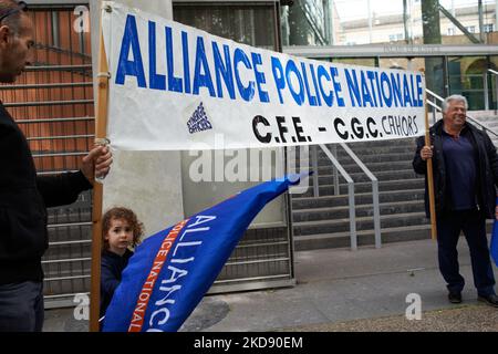 Banner der Gewerkschaft 'Alliance Police'. Einige Dutzend Polizisten versammelten sich vor dem Gerichtsgebäude von toulouse, das von den Gewerkschaften der Polizei gerufen wurde: Alliance, UNSA-Polizei und Synergie. Sie protestieren gegen die Entscheidung des Pariser Posekutors, einen Polizisten wegen "freiwilligen Totschlags" anzuklagen. Er tötete zwei Menschen und verletzte einen anderen schwer, als er am 24.. April in Paris sein leichtes Maschinengewehr benutzte. Die Gewerkschaften der Polizisten fordern die Schaffung einer „Vornahme legitimer Verteidigung“ für sie, da der Sekretär der „Alliance Police, Fabien Vanhemelryck, sagte: „Das Problem der Polizei ist Gerechtigkeit“. Ähnliche Ga Stockfoto