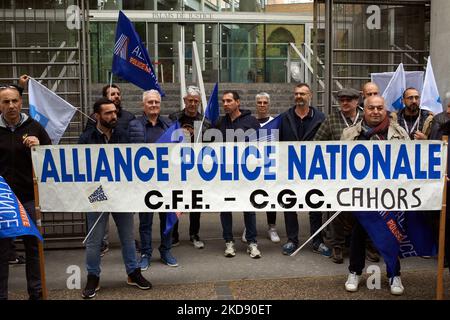 Einige Polizisten stehen hinter einem Transparent "Alliance Police" vor dem Gerichtsgebäude von Toulouse. Einige Dutzend Polizisten versammelten sich vor dem Gerichtsgebäude von toulouse, das von den Gewerkschaften der Polizei gerufen wurde: Alliance, UNSA-Polizei und Synergie. Sie protestieren gegen die Entscheidung des Pariser Posekutors, einen Polizisten wegen "freiwilligen Totschlags" anzuklagen. Er tötete zwei Menschen und verletzte einen anderen schwer, als er am 24.. April in Paris sein leichtes Maschinengewehr benutzte. Die Gewerkschaften der Polizisten fordern die Schaffung einer „Vornahme legitimer Verteidigung“ für sie als Sekretär der „Alliance Police, Fabien Vanhemel Stockfoto