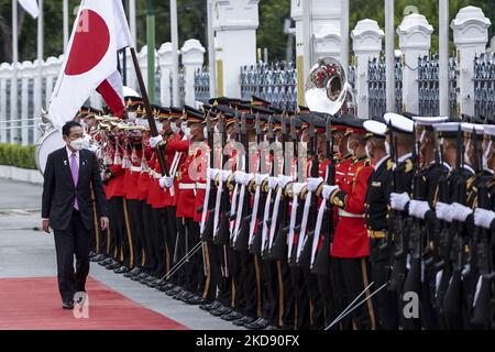 Der japanische Premierminister Fumio Kishida inspiziert die Ehrenwache während einer Begrüßungszeremonie im Regierungshaus in Bangkok, Thailand, am 02. Mai 2022. (Foto von Anusak Laowias/NurPhoto) Stockfoto