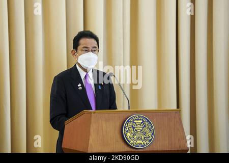 Der japanische Premierminister Fumio Kishida nimmt nach einem Treffen mit dem thailändischen Premierminister am 02. Mai 2022 im Regierungshaus in Bangkok, Thailand, an einer Pressekonferenz Teil. (Foto von Anusak Laowias/NurPhoto) Stockfoto