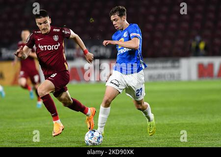 Andrei Borza (R) und Daniel Graovac (L) im Einsatz während der CFR 1907 Cluj v. Farul Constanta, Rumänien Liga 1 - Casa Pariurilor bestritten im Stadion Dr. Constantin Radulescu, Cluj-Napoca, 1. Mai 2022 (Foto: Flaviu Buboi/NurPhoto) Stockfoto