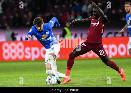 Nicolas Popescu (L) und Nana Boateng (R) im Einsatz während der CFR 1907 Cluj v. Farul Constanta, Rumänien Liga 1 - Casa Pariurilor bestritten im Stadion Dr. Constantin Radulescu, Cluj-Napoca, 1. Mai 2022 (Foto: Flaviu Buboi/NurPhoto) Stockfoto