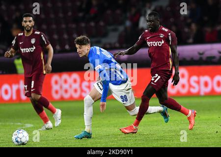 Nicolas Popescu (L) und Nana Boateng (R) im Einsatz während der CFR 1907 Cluj v. Farul Constanta, Rumänien Liga 1 - Casa Pariurilor bestritten im Stadion Dr. Constantin Radulescu, Cluj-Napoca, 1. Mai 2022 (Foto: Flaviu Buboi/NurPhoto) Stockfoto