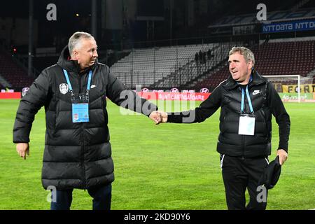 Dan Petrescu (L) und Gheorghe Hagi (R) während der CFR 1907 Cluj v. Farul Constanta, Rumänien Liga 1 - Casa Pariurilor bestritten im Stadion Dr. Constantin Radulescu, Cluj-Napoca, 1. Mai 2022 (Foto: Flaviu Buboi/NurPhoto) Stockfoto