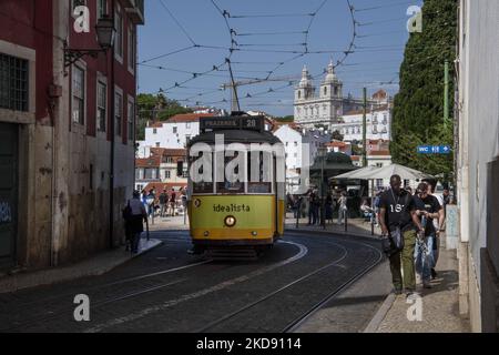 Eine Straßenbahn fährt durch die Straßen des Bezirks Graça. Lissabon, Den 29. April 2022. Portugal und Spanien sind die Länder, in denen COVID-19-Fälle bei älteren Menschen zunehmen. Die Häufigkeit neuer Fälle in 14 Tagen in Europa ist bei Menschen über 65 Jahren nach wie vor hoch. (Foto von Jorge Mantilla/NurPhoto) Stockfoto