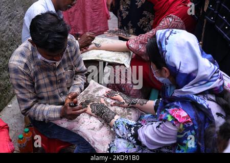 Menschen wenden heena am Vorabend von Eid ul Fitr in Srinagar an, das von Indien in Kaschmir verabreicht wurde 02. Mai 2022. (Foto von Muzamil Mattoo/NurPhoto) Stockfoto