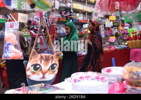 Am Vorabend des Eid ul Fitr in Srinagar, dem indischen Kaschmir, kaufen Menschen Waren am 02. Mai 2022. (Foto von Muzamil Mattoo/NurPhoto) Stockfoto