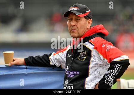 Rob Lyon (Team Manager) von Peterborough ‘Crendon’ Panthers während des SGB Premiership-Spiels zwischen Belle Vue Aces und Peterborough im National Speedway Stadium, Manchester, am Montag, 2.. Mai 2022. (Foto von Eddie Garvey/MI News/NurPhoto) Stockfoto