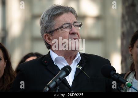 Jean-Luc Melenchon, Abgeordneter der französischen Linken La France Insoumise (LFI), ehemaliger Präsidentschaftskandidat, der in der ersten Wahlrunde den dritten Platz belegte, hält eine Rede während des jährlichen 1. Mai (Tag der Arbeit) anlässlich des internationalen Tages der Arbeiter am Place de la Republique in Paris am 1. Mai, 2022. (Foto von Quentin Veuillet/NurPhoto) Stockfoto