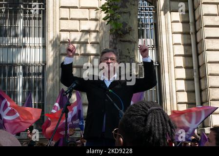 Jean-Luc Melenchon, Abgeordneter der französischen Linken La France Insoumise (LFI), ehemaliger Präsidentschaftskandidat, der in der ersten Wahlrunde den dritten Platz belegte, hält eine Rede während des jährlichen 1. Mai (Tag der Arbeit) anlässlich des internationalen Tages der Arbeiter am Place de la Republique in Paris am 1. Mai, 2022. (Foto von Quentin Veuillet/NurPhoto) Stockfoto