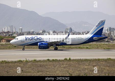 Indigo Airbus A320neo-Flugzeuge, wie sie auf der Start- und Landebahn und dem Rollweg zum Abflug am internationalen Flughafen Kathmandu Tribhuvan zu sehen sind. Das moderne und fortschrittliche Flugzeug Airbus A320 NEO ist leiser und umweltfreundlicher mit geringeren Emissionen von CO2. Das Passagierflugzeug hat die Registrierung VT-IVR. Indigo InterGlobe Aviation Ltd ist eine indische Low-Cost-Linienfluggesellschaft, die nach Passagieren und Flottengröße die größte in Indien ist, während die Fluggesellschaft eine Flottenmodernisierung durchläuft, die alle A320ceo ausscheidet und durch neue NEOs-Flugzeuge ersetzt. Die Billigfluggesellschaft verbindet mit den täglichen Flügen der Ind Stockfoto