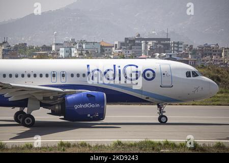 Indigo Airbus A320neo-Flugzeuge, wie sie auf der Start- und Landebahn und dem Rollweg zum Abflug am internationalen Flughafen Kathmandu Tribhuvan zu sehen sind. Das moderne und fortschrittliche Flugzeug Airbus A320 NEO ist leiser und umweltfreundlicher mit geringeren Emissionen von CO2. Das Passagierflugzeug hat die Registrierung VT-IVR. Indigo InterGlobe Aviation Ltd ist eine indische Low-Cost-Linienfluggesellschaft, die nach Passagieren und Flottengröße die größte in Indien ist, während die Fluggesellschaft eine Flottenmodernisierung durchläuft, die alle A320ceo ausscheidet und durch neue NEOs-Flugzeuge ersetzt. Die Billigfluggesellschaft verbindet mit den täglichen Flügen der Ind Stockfoto