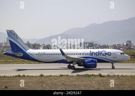 Indigo Airbus A320neo-Flugzeuge, wie sie auf der Start- und Landebahn und dem Rollweg zum Abflug am internationalen Flughafen Kathmandu Tribhuvan zu sehen sind. Das moderne und fortschrittliche Flugzeug Airbus A320 NEO ist leiser und umweltfreundlicher mit geringeren Emissionen von CO2. Das Passagierflugzeug hat die Registrierung VT-IVR. Indigo InterGlobe Aviation Ltd ist eine indische Low-Cost-Linienfluggesellschaft, die nach Passagieren und Flottengröße die größte in Indien ist, während die Fluggesellschaft eine Flottenmodernisierung durchläuft, die alle A320ceo ausscheidet und durch neue NEOs-Flugzeuge ersetzt. Die Billigfluggesellschaft verbindet mit den täglichen Flügen der Ind Stockfoto